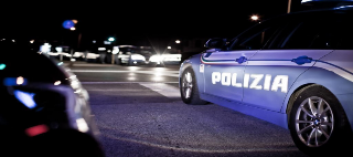 Armato di coltello rapina titolare di una vineria